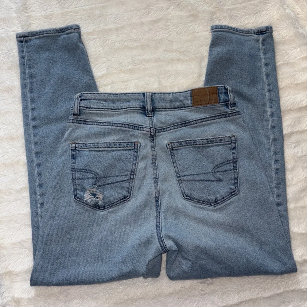American Eagle Outfitters Mom Jean Size 0 Short Distressed Light Wash Denim